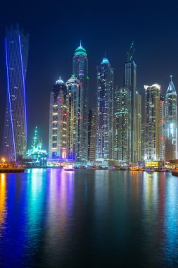 Dubai Yat Limanı gökdelenler gece, Birleşik Arap Emirlikleri