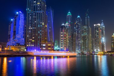 Dubai Yat Limanı gökdelenler gece, Birleşik Arap Emirlikleri