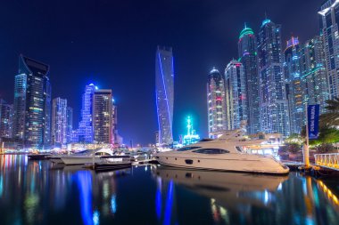 Dubai Yat Limanı gökdelenler gece, Birleşik Arap Emirlikleri
