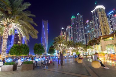 Geceleri, Birleşik Arap Emirlikleri Dubai marina içinde mesire