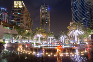 Geceleri, Birleşik Arap Emirlikleri Dubai marina içinde mesire