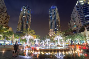 Geceleri, Birleşik Arap Emirlikleri Dubai marina içinde mesire