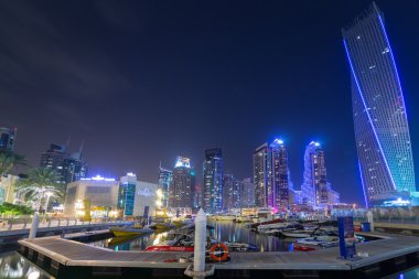 Dubai Yat Limanı gökdelenler gece, Birleşik Arap Emirlikleri