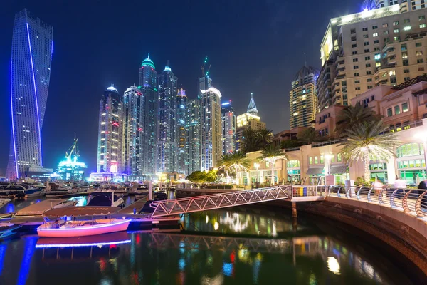 Arranha-céus de Dubai Marina à noite, Emirados Árabes Unidos — Fotografia de Stock