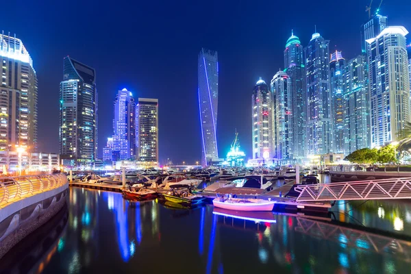 Dubai Yat Limanı gökdelenler gece, Birleşik Arap Emirlikleri — Stok fotoğraf