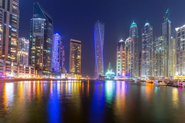Хмарочоси Dubai Marina вночі, ОАЕ — стокове фото