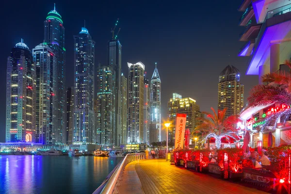 Grattacieli di Dubai Marina di notte, Emirati Arabi Uniti — Foto Stock