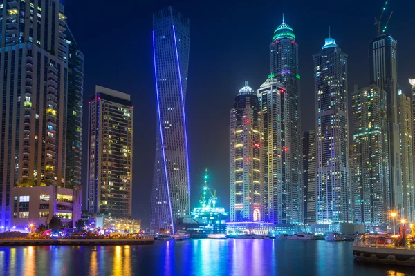 Wolkenkrabbers van Dubai Marina's nachts, Uae — Stockfoto