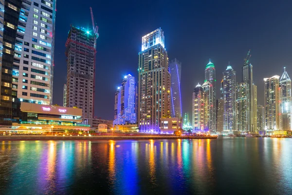 Dubai Yat Limanı gökdelenler gece, Birleşik Arap Emirlikleri — Stok fotoğraf