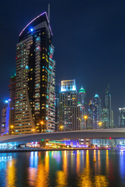 Небоскрёбы Dubai Marina ночью, ОАЭ
