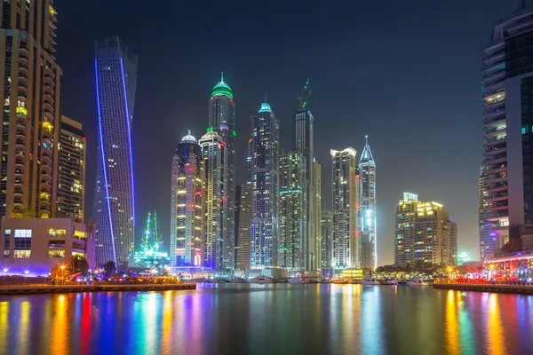 Wolkenkrabbers van Dubai Marina's nachts, Uae — Stockfoto