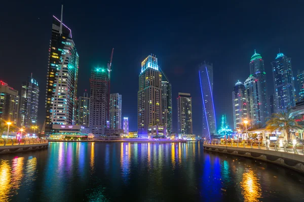 Mrakodrapy Dubai Marina v noci, Spojené arabské emiráty — Stock fotografie