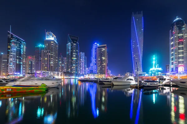 Dubai Yat Limanı gökdelenler gece, Birleşik Arap Emirlikleri — Stok fotoğraf