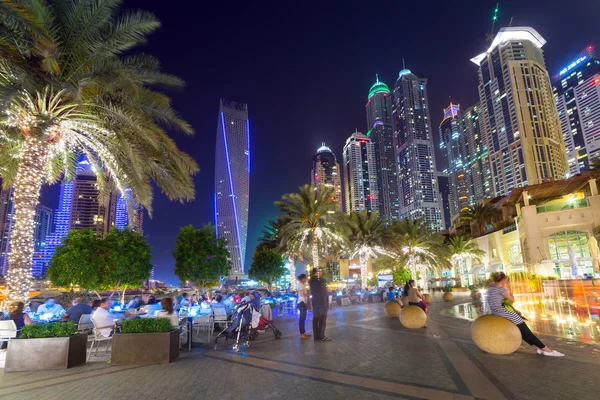 Strandpromenaden i dubai marina på natten, Förenade Arabemiraten — Stockfoto