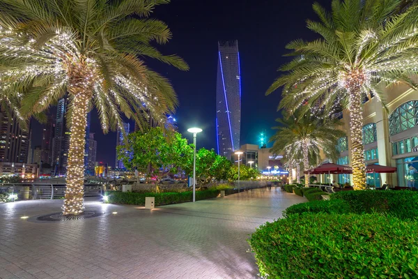 夜は、アラブ首長国連邦ドバイ マリーナを遊歩道します。 — ストック写真