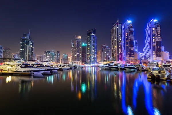 夜、アラブ首長国連邦ドバイの高層ビル — ストック写真