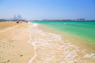 Dubai turkuaz su ile halk plajı