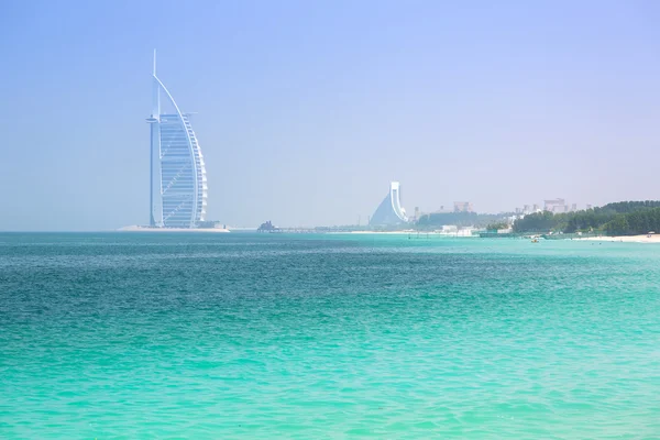 Ludzi na plaży Jumeirah w Dubaju, Zjednoczone Emiraty Arabskie — Zdjęcie stockowe