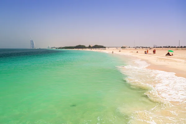 Öffentlicher Strand mit türkisfarbenem Wasser in Dubai — Stockfoto