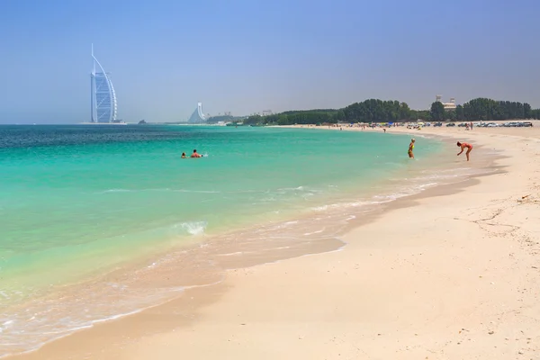 Persone sulla spiaggia di Jumeirah a Dubai, Emirati Arabi Uniti — Foto Stock