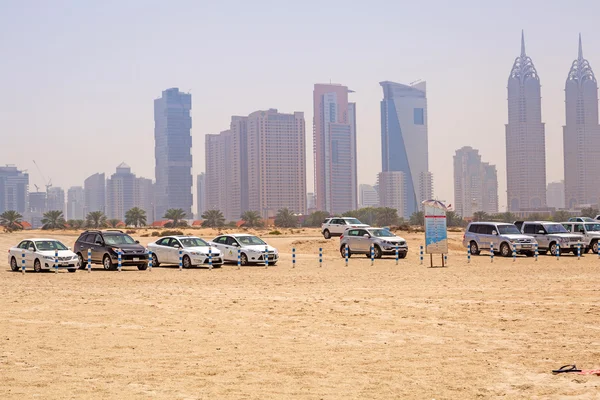 Cars parked at the Jumeirah Beach in Dubai, UAE — Stock Photo, Image