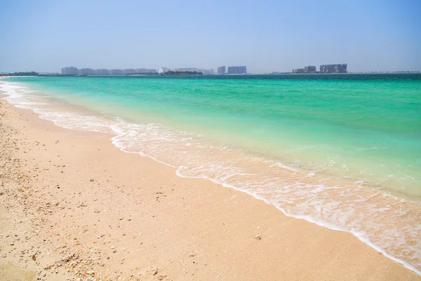 Openbaar strand met turquoise water in dubai — Stockfoto