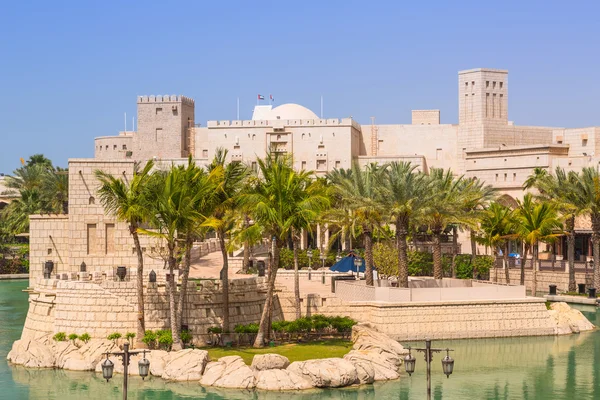 Архитектура курорта Madinat Jumeirah в Дубае — стоковое фото