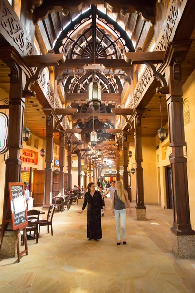 Personas en Madinat Jumeirah souk en Dubai —  Fotos de Stock