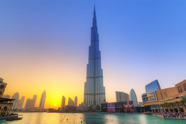 Burj Khalifa em Dubai ao pôr do sol, Emirados Árabes Unidos — Fotografia de Stock