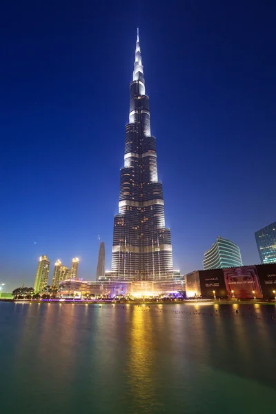 Burj Khalifa em Dubai à noite, Emirados Árabes Unidos — Fotografia de Stock