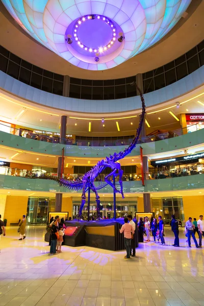 People walking in Dubai Mall — Stock Photo, Image