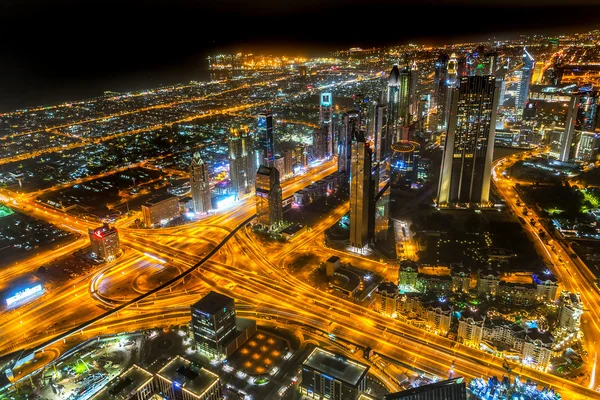 Panorama del centro de la ciudad en Dubai por la noche, Emiratos Árabes Unidos — Foto de Stock