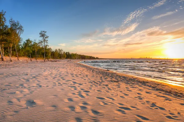 Zonsondergang op het strand aan de Oostzee — Stockfoto