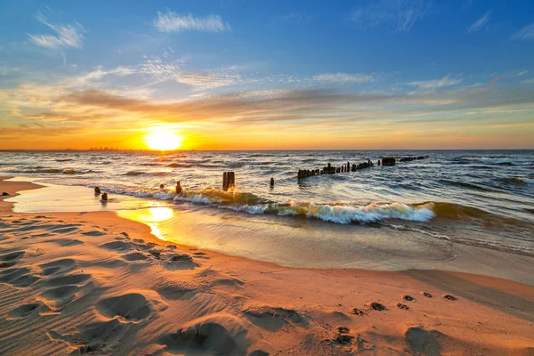 Pôr do sol na praia no Mar Báltico — Fotografia de Stock