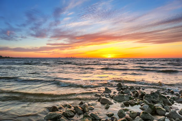 Puesta de sol en la playa en el Mar Báltico — Foto de Stock