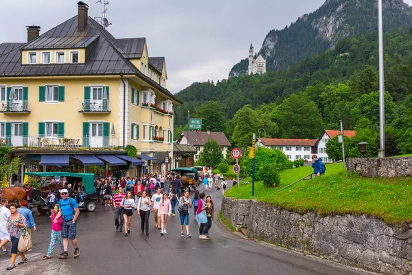 Turisté na cestě k zámku Neuschwanstein — Stock fotografie