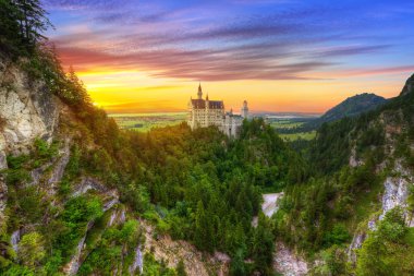 gün batımında Bavyera Alpleri'nde Neuschwanstein Şatosu