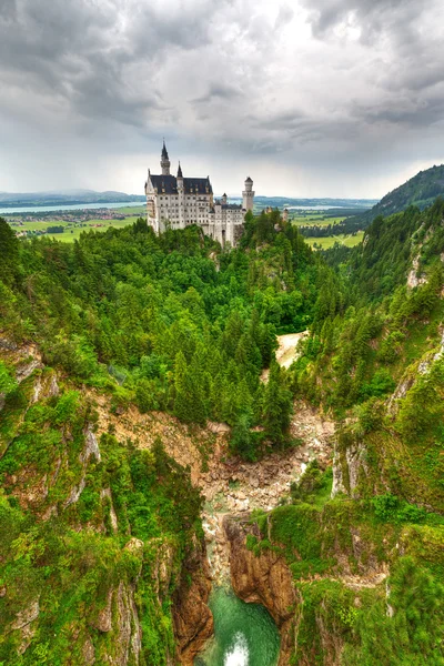 Slottet Neuschwanstein i de bayerska Alperna — Stockfoto