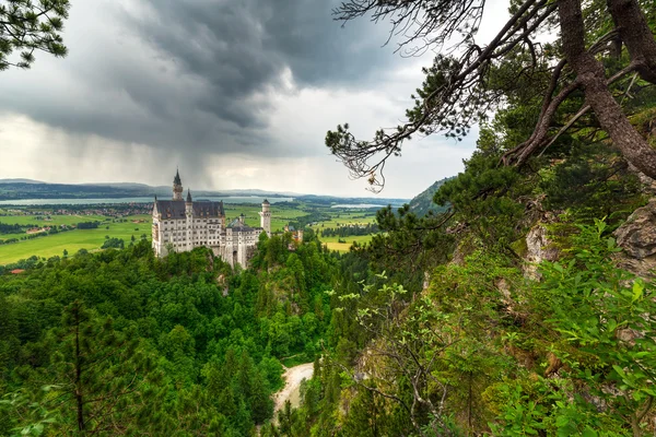 Zamek Neuschwanstein w Alpach Bawarskich — Zdjęcie stockowe