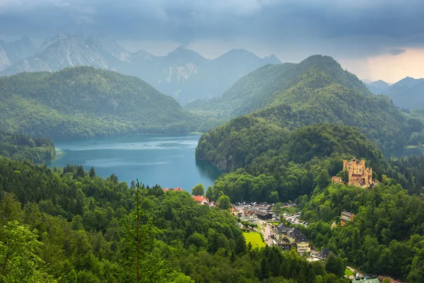 Hohenschwangau dorp en het kasteel in de Beierse Alpen — Stockfoto