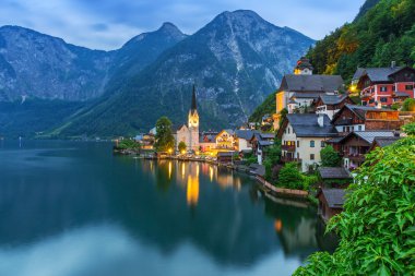 alacakaranlıkta Alpleri'nde Hallstatt Köyü