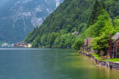Alp dağlarında hallstatter Gölü