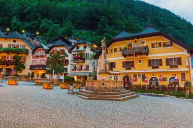 Sokaklar alacakaranlıkta, Avusturya Hallstatt.