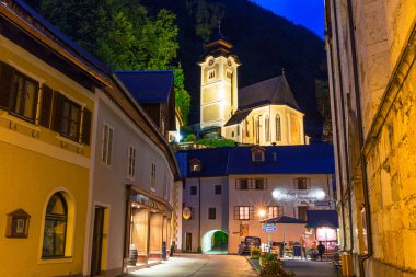 Sokaklar alacakaranlıkta, Avusturya Hallstatt.