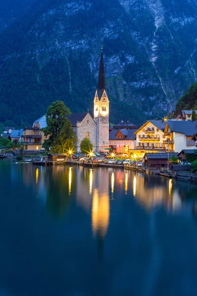 Hallstatt vesnice v Alpách za soumraku — Stock fotografie
