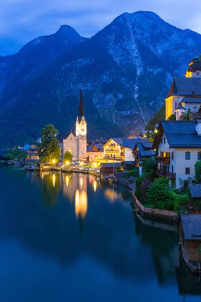 Villaggio di Hallstatt nelle Alpi al tramonto — Foto Stock