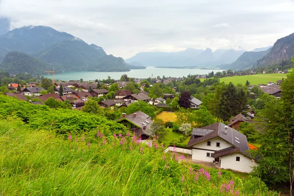 Paisaje de pueblo en las montañas Alpes —  Fotos de Stock