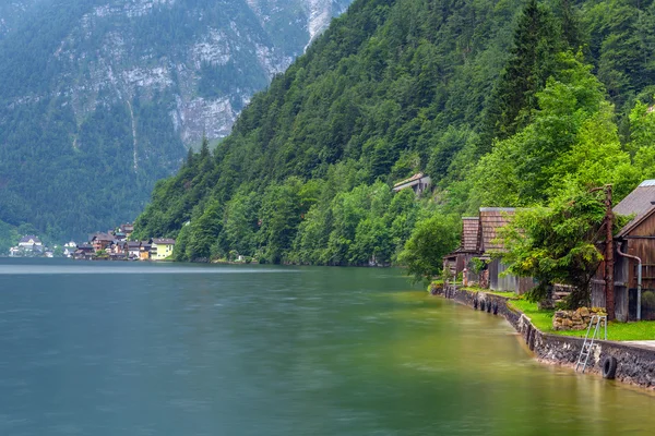 Lago Hallstatter nas montanhas dos Alpes — Fotografia de Stock