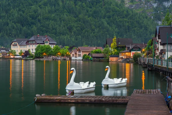 Hallstatter sjö i Alperna berg — Stockfoto