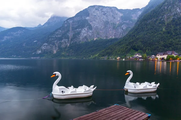 Lago Hallstatter nas montanhas dos Alpes — Fotografia de Stock